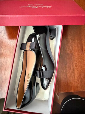 Salvatore Ferragamo Vara Bow Block Heel Pump Black Heels size 7!